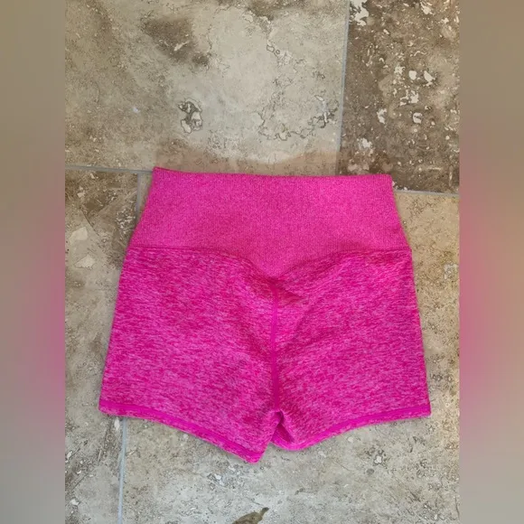 Alo Yoga Aura Pink Small Shorts. 💓🌸