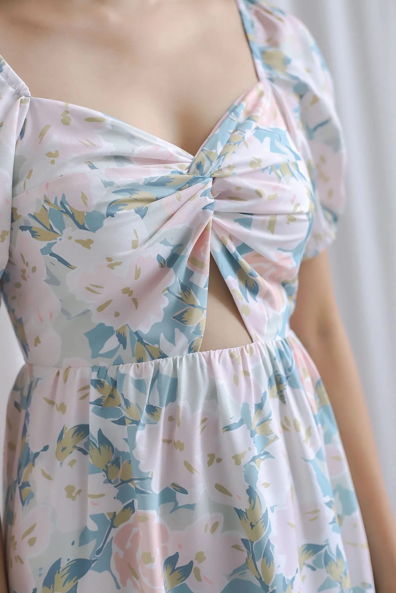Annalie Knot Cut Out Puffy Sleeve Midi Dress In Floral