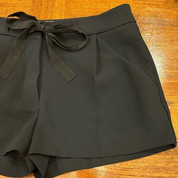 NWOT Aritzia Wilfred Exergue Short, Black, Size 4