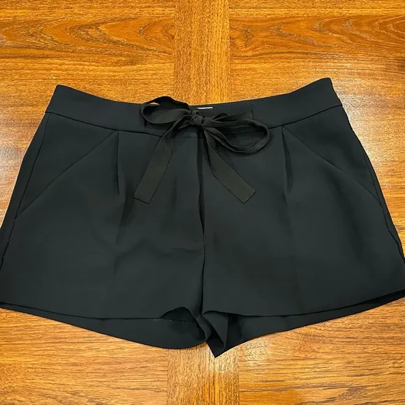 NWOT Aritzia Wilfred Exergue Short, Black, Size 4