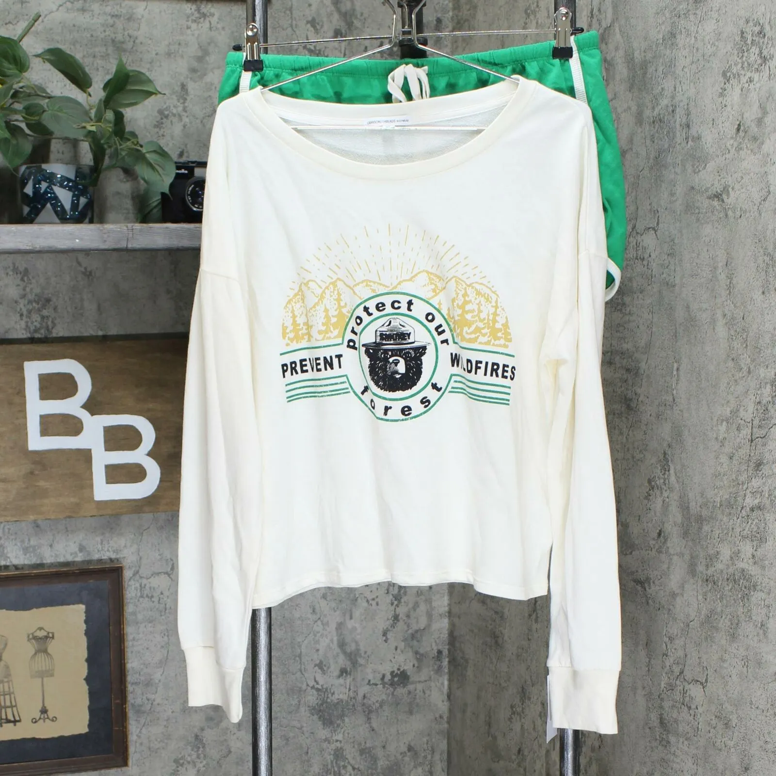 NWT Smokey Bear Women's Smokey The Bear Lounge Pajama Set. T0861JZ102 X-Large